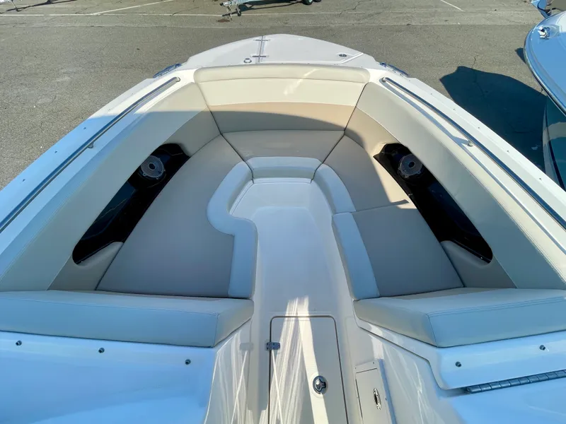 Slide: The Image of Boston Whaler 240 Vantage 2026 - 17