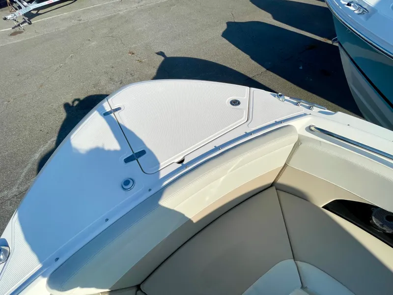 Slide: The Image of Boston Whaler 240 Vantage 2026 - 18
