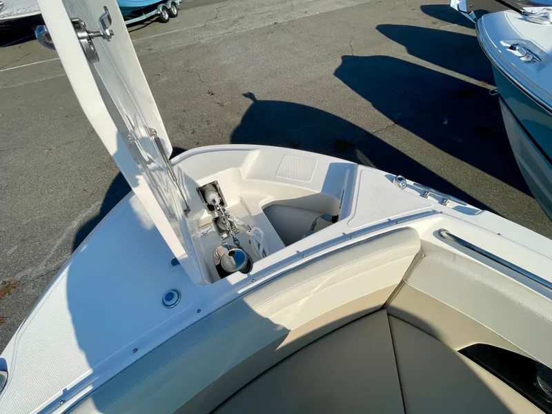 Slide: The Image of Boston Whaler 240 Vantage 2026 - 19