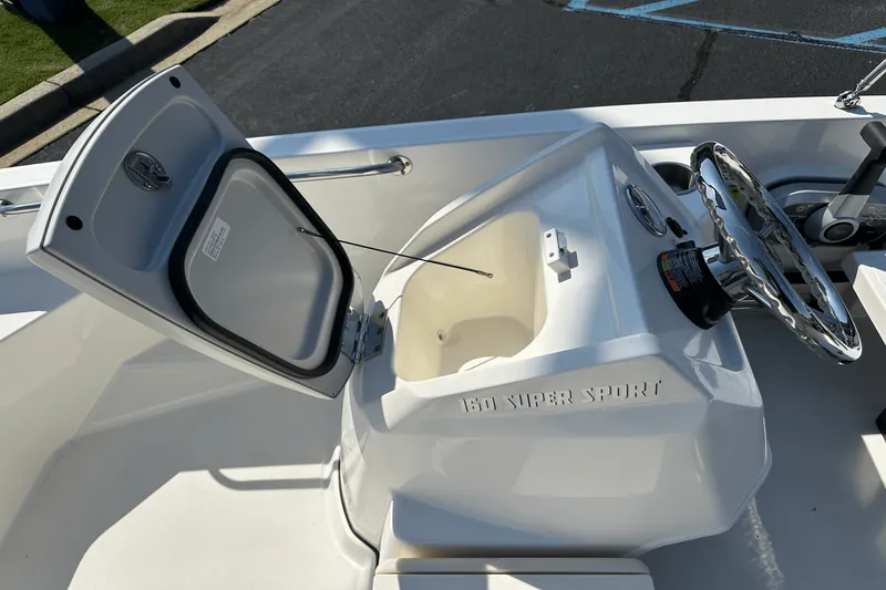 Slide: The Image of Boston Whaler 160 Super Sport 2026 - 12