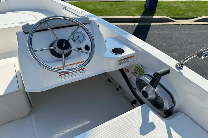 Slide: The Image of Boston Whaler 160 Super Sport 2026 - 8