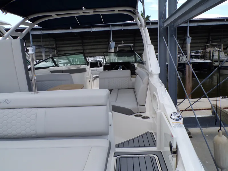 Slide: The Image of Sea Ray 270 SDX 2021 - 17