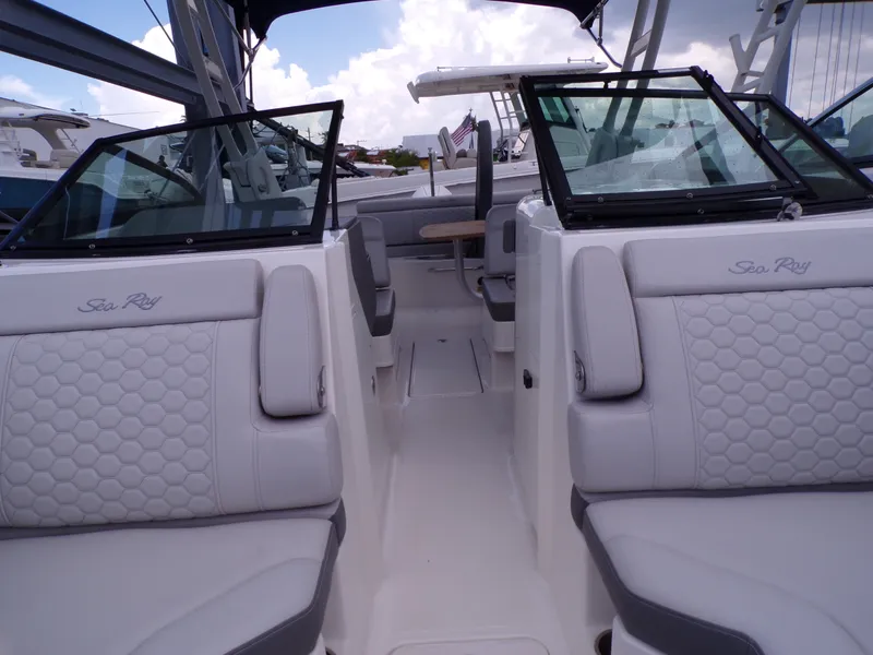 Slide: The Image of Sea Ray 270 SDX 2021 - 50