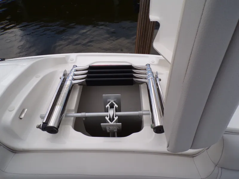 Slide: The Image of Sea Ray 270 SDX 2021 - 21