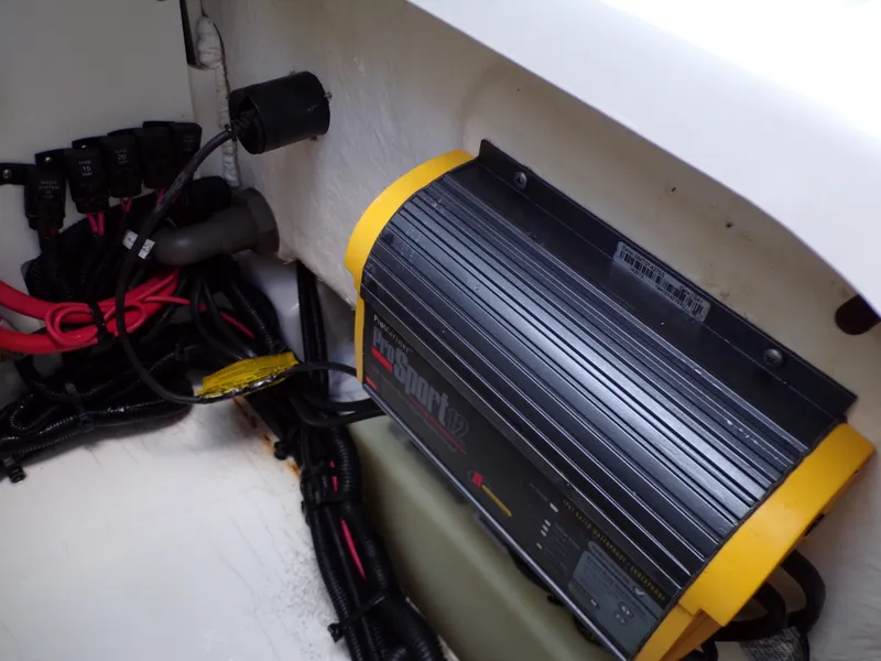 Slide: The Image of Sea Ray 270 SDX 2021 - 34