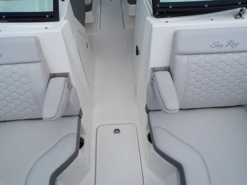Slide: The Image of Sea Ray 270 SDX 2021 - 29