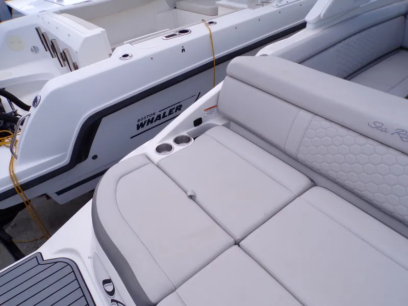 Slide: The Image of Sea Ray 270 SDX 2021 - 47