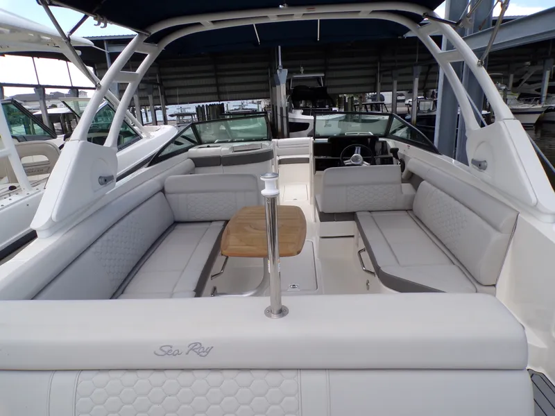 Slide: The Image of Sea Ray 270 SDX 2021 - 28