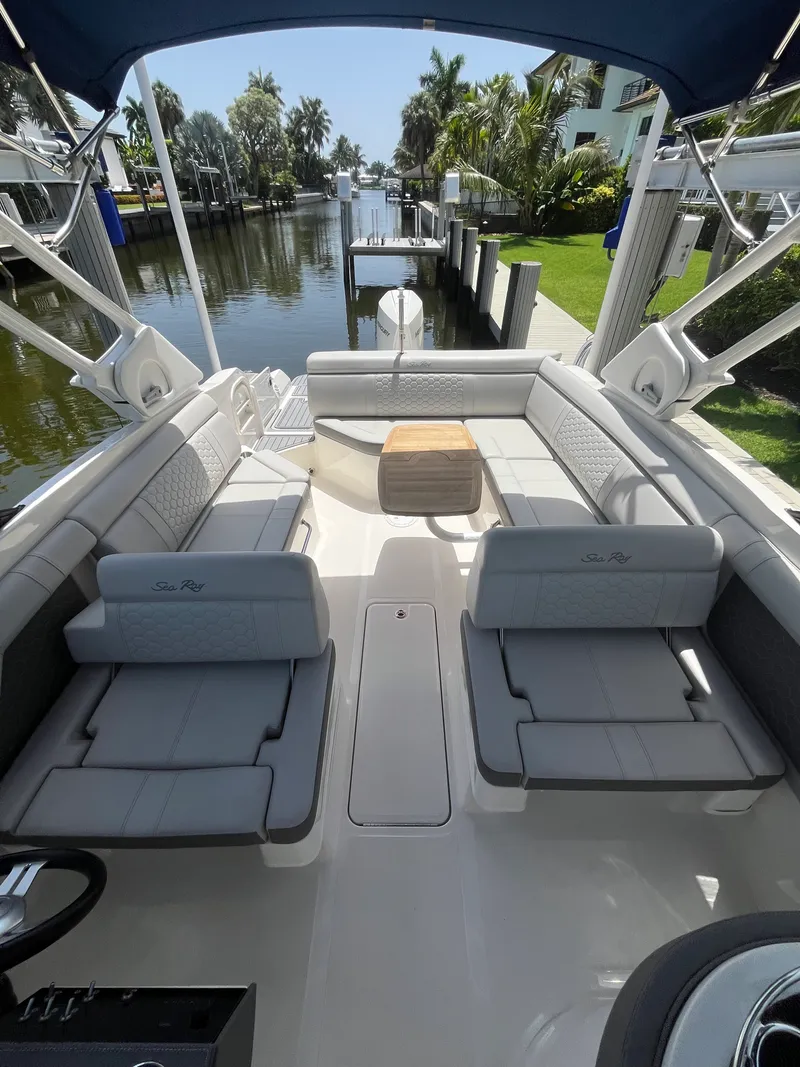 Slide: The Image of Sea Ray 270 SDX 2021 - 32