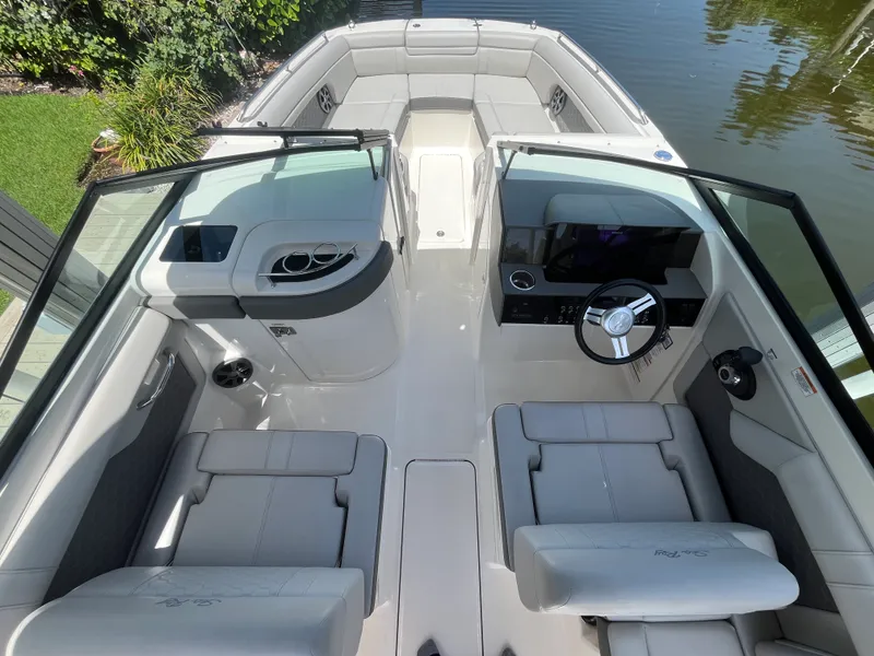 Slide: The Image of Sea Ray 270 SDX 2021 - 33