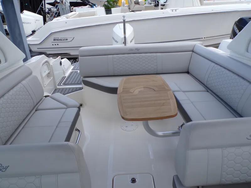 Slide: The Image of Sea Ray 270 SDX 2021 - 18