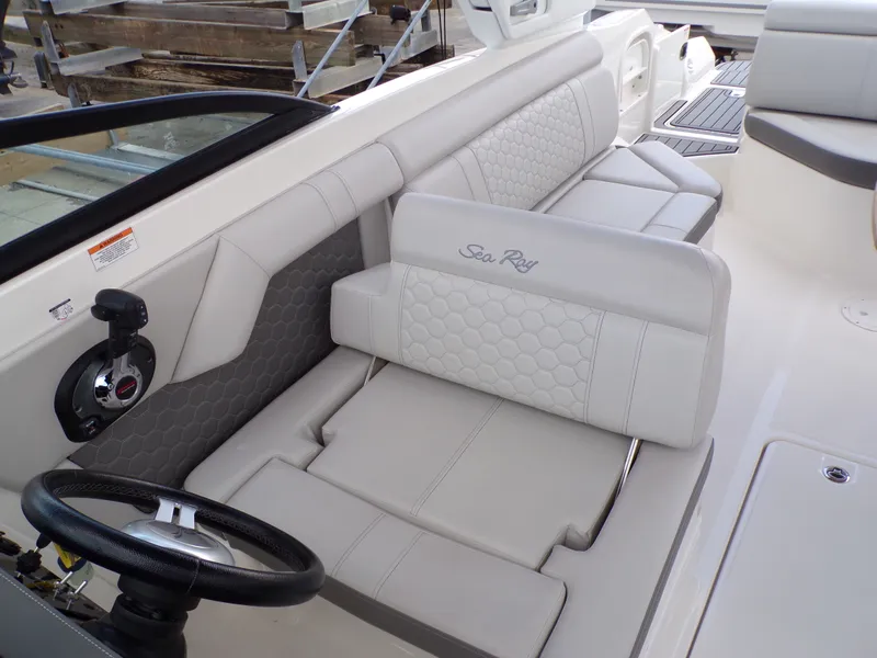 Slide: The Image of Sea Ray 270 SDX 2021 - 26