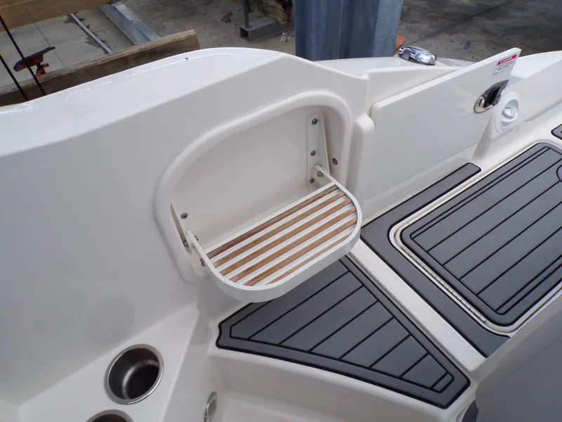 Slide: The Image of Sea Ray 270 SDX 2021 - 41