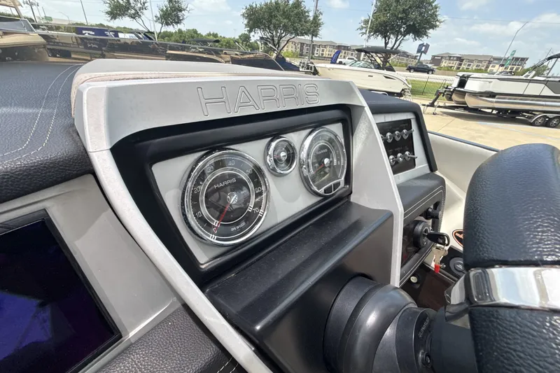 Slide: The Image of Harris Crowne SL 250 2019 - 17