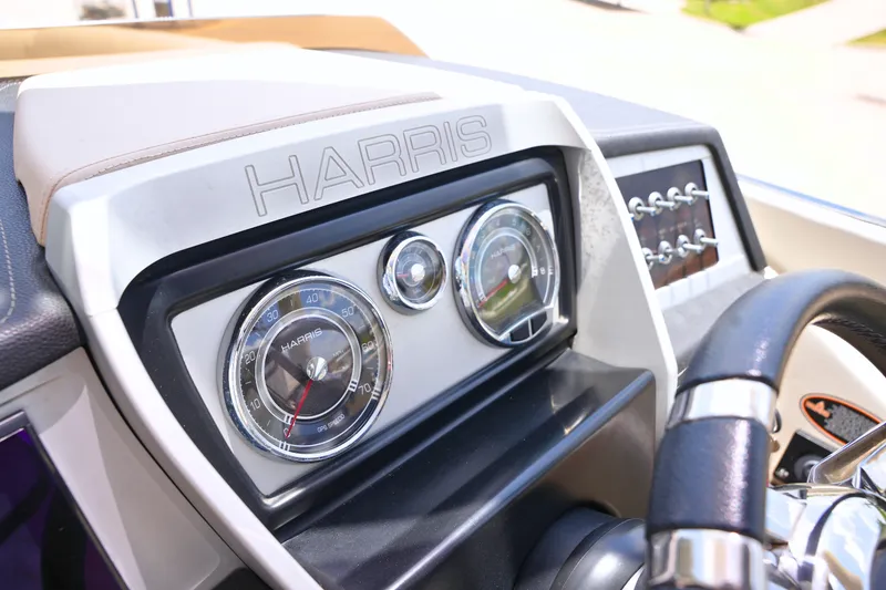 Slide: The Image of Harris Crowne SL 250 2019 - 26