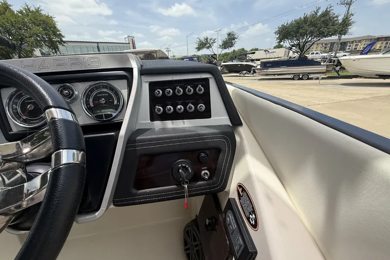 Slide: The Image of Harris Crowne SL 250 2019 - 18