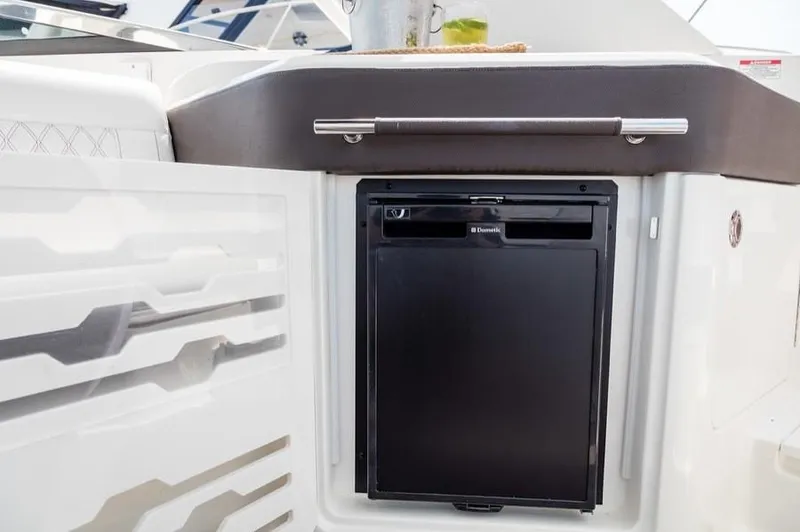 Slide: The Image of Sea Ray 310 SLX 2025 - 14