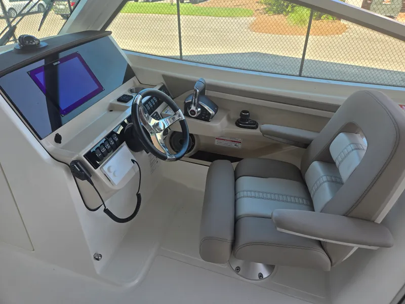 Slide: The Image of Boston Whaler 280 Vantage 2027 - 14