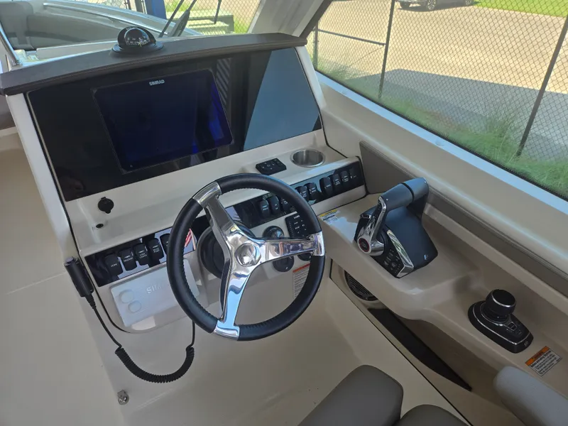 Slide: The Image of Boston Whaler 280 Vantage 2027 - 15