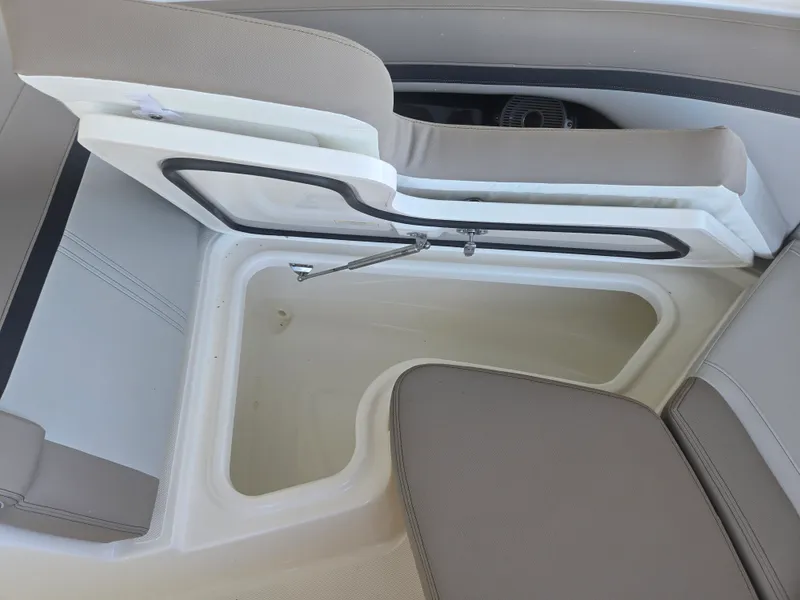 Slide: The Image of Boston Whaler 280 Vantage 2027 - 21