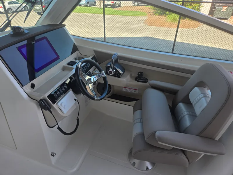 Slide: The Image of Boston Whaler 280 Vantage 2027 - 13
