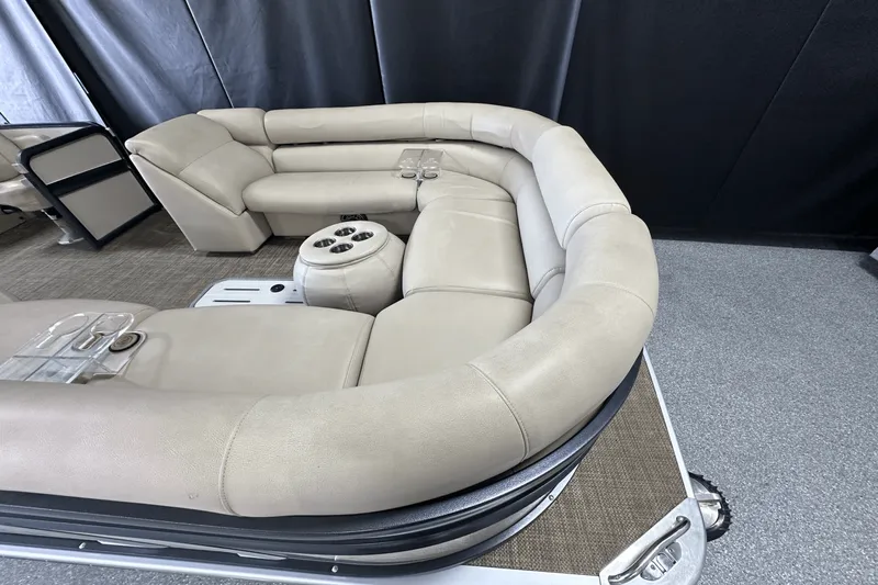 Slide: The Image of Premier 270 INTRIGUE 2019 - 10