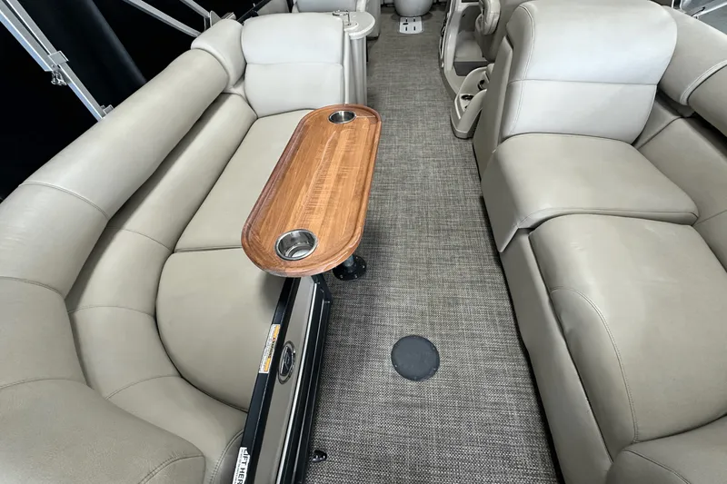 Slide: The Image of Premier 270 INTRIGUE 2019 - 18