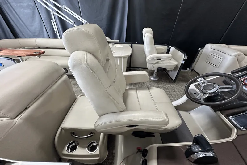 Slide: The Image of Premier 270 INTRIGUE 2019 - 5