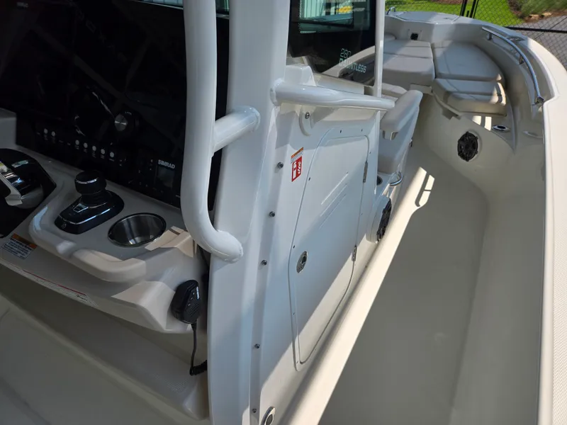 Slide: The Image of Boston Whaler 280 Dauntless 2027 - 15