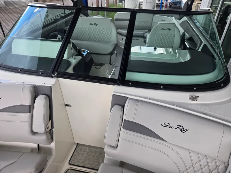Slide: The Image of Sea Ray SLX 280 Outboard 2027 - 18