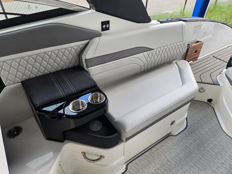 Slide: The Image of Sea Ray SLX 280 Outboard 2027 - 8