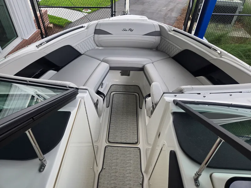 Slide: The Image of Sea Ray SLX 280 Outboard 2027 - 14