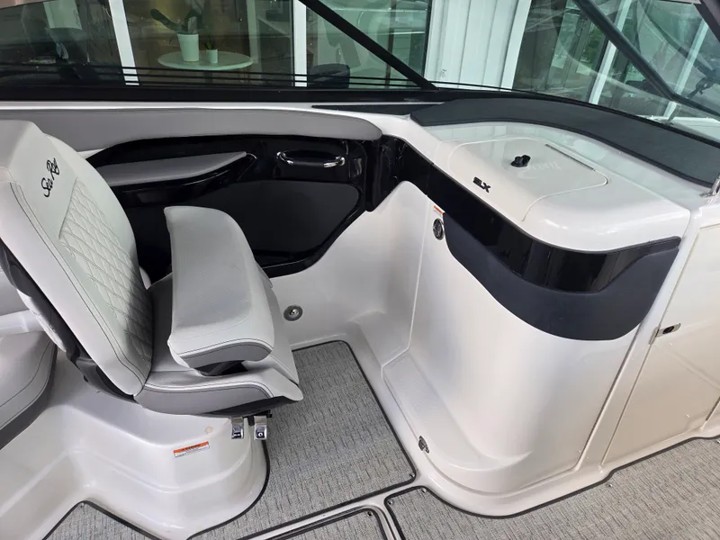 Slide: The Image of Sea Ray SLX 280 Outboard 2027 - 12