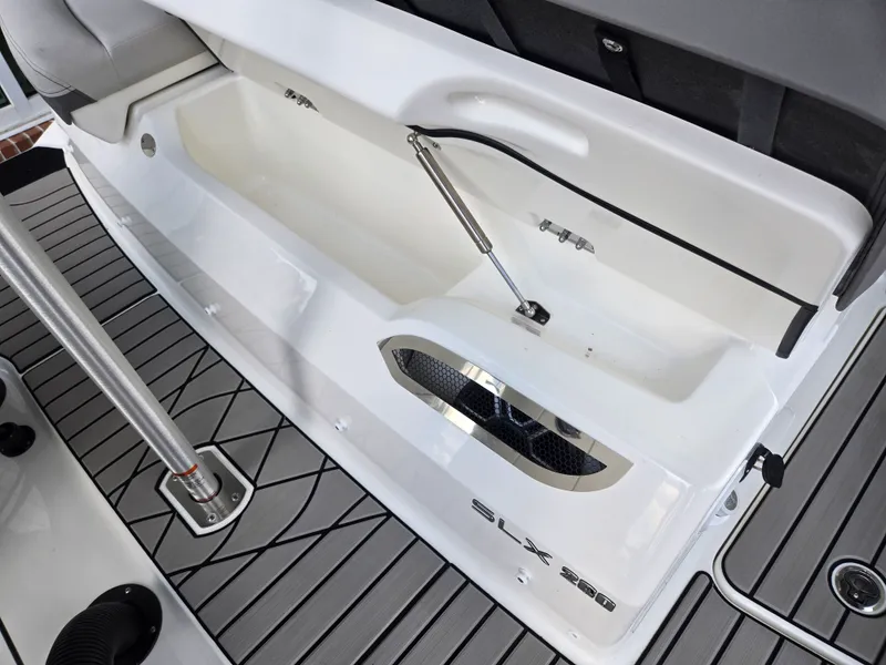 Slide: The Image of Sea Ray SLX 280 Outboard 2027 - 4