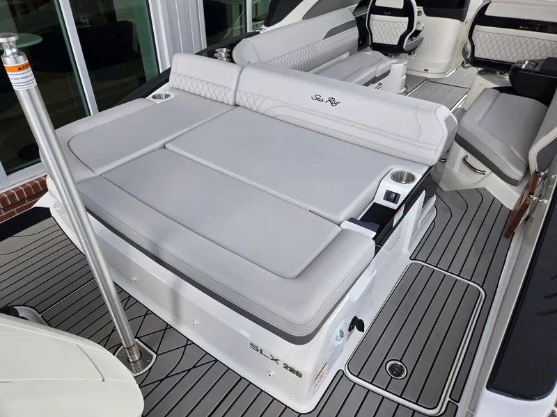 Slide: The Image of Sea Ray SLX 280 Outboard 2027 - 3