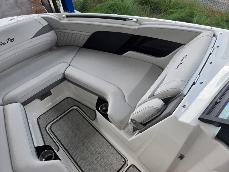Slide: The Image of Sea Ray SLX 280 Outboard 2027 - 15