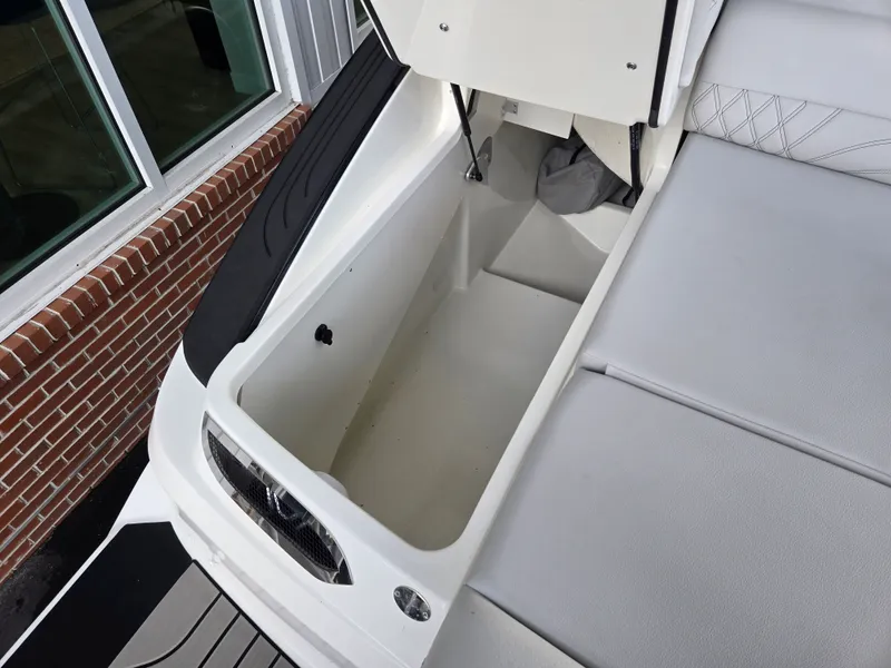 Slide: The Image of Sea Ray SLX 280 Outboard 2027 - 5
