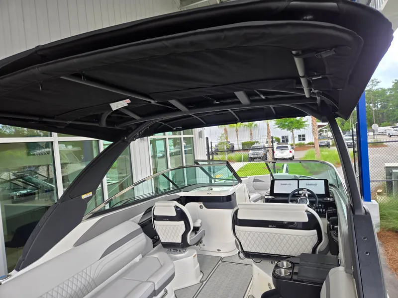 Slide: The Image of Sea Ray SLX 280 Outboard 2027 - 7