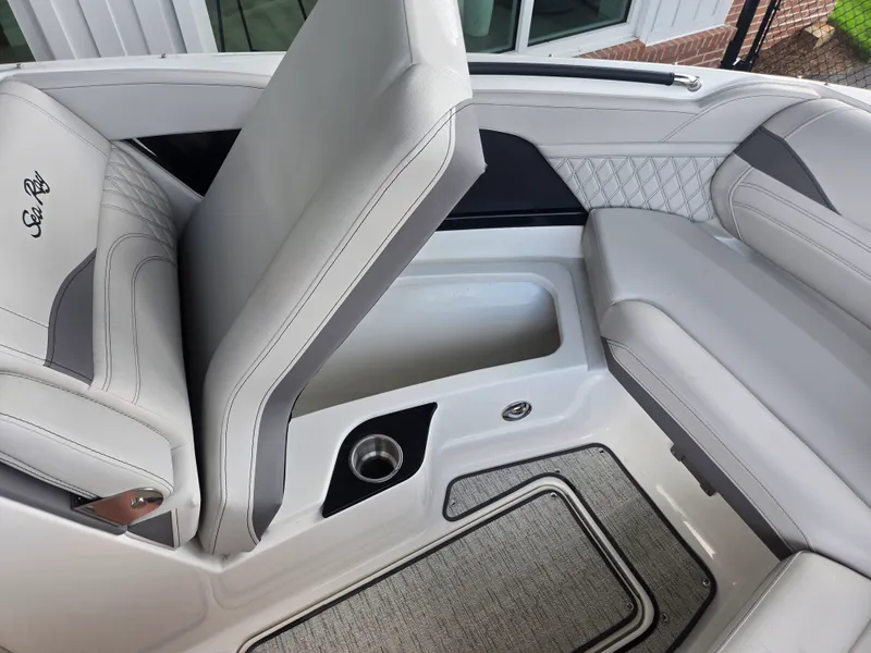 Slide: The Image of Sea Ray SLX 280 Outboard 2027 - 17