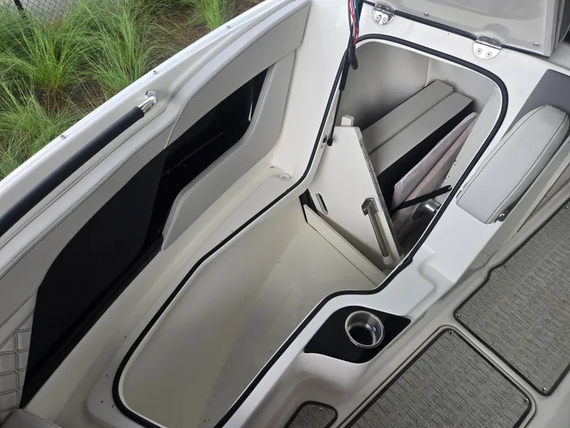 Slide: The Image of Sea Ray SLX 280 Outboard 2027 - 16