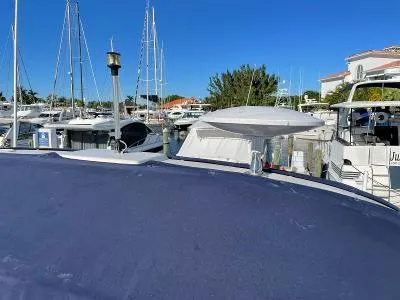 Slide: The Image of Marina with Sea Ray 340 Sundancer, 2005 model, under sunny skies. - 30