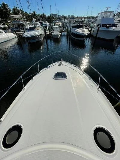 Slide: The Image of Bow of a 2005 Sea Ray 340 Sundancer in marina. - 31