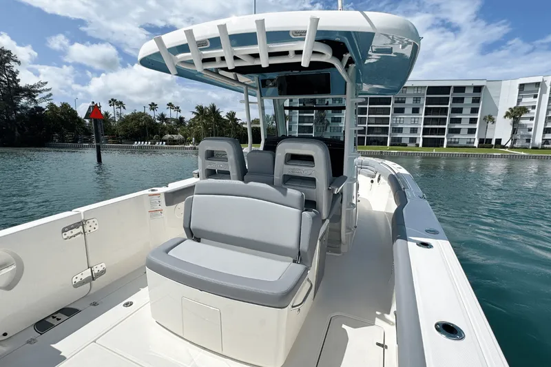 Slide: The Image of Boston Whaler 330 Outrage 2026 - 10