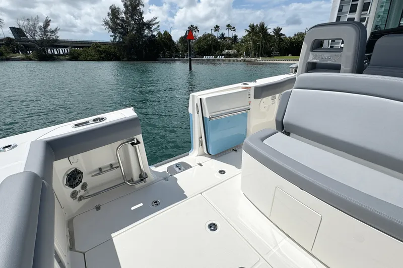 Slide: The Image of Boston Whaler 330 Outrage 2026 - 12