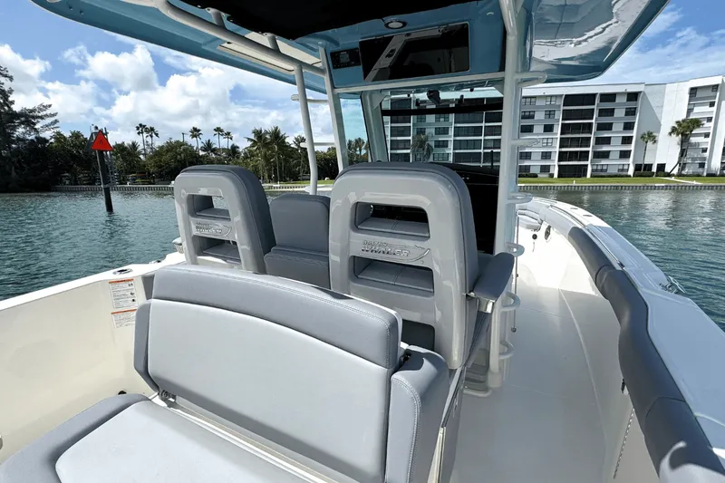 Slide: The Image of Boston Whaler 330 Outrage 2026 - 14