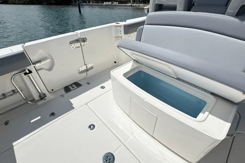 Slide: The Image of Boston Whaler 330 Outrage 2026 - 16