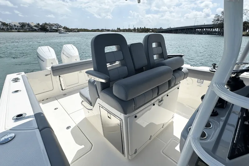 Slide: The Image of Boston Whaler 330 Outrage 2026 - 17