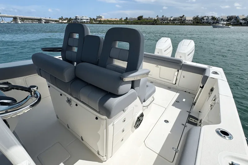 Slide: The Image of Boston Whaler 330 Outrage 2026 - 18