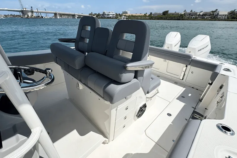Slide: The Image of Boston Whaler 330 Outrage 2026 - 19