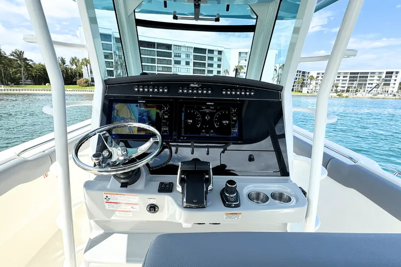 Slide: The Image of Boston Whaler 330 Outrage 2026 - 21